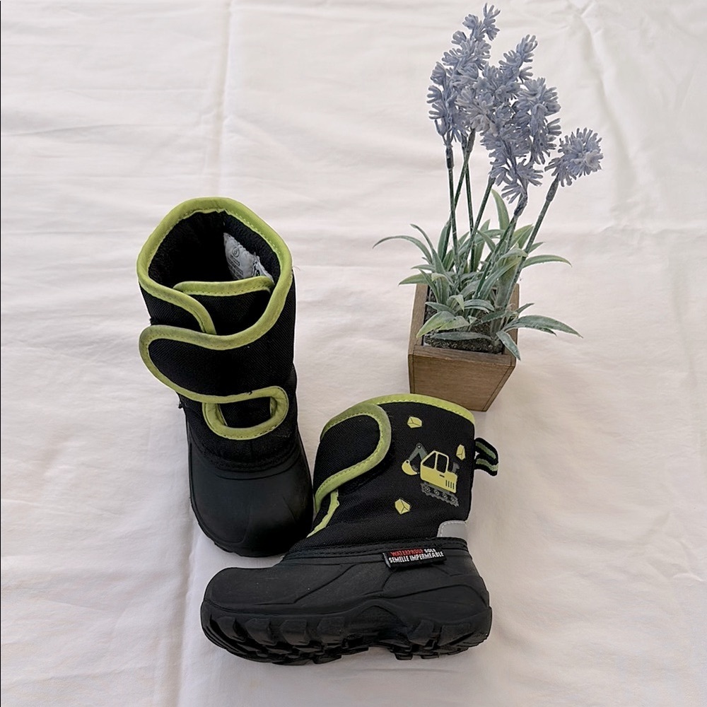 Kids neon Yellow and Black Snow Boots Waterproof sole, size 6